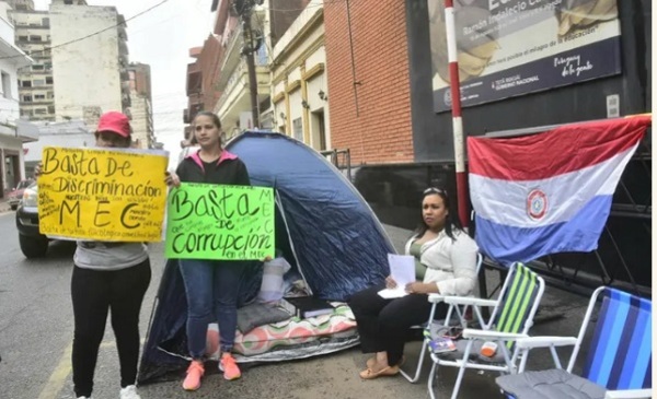 MEC llega a acuerdo con madres encadenadas