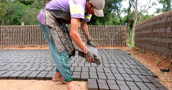 La Nación / Oleros de Tobatí donan materiales de construcción a familias en Guaicá