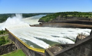 Más de 2.700 personas ya apreciaron apertura de compuertas de Itaipú