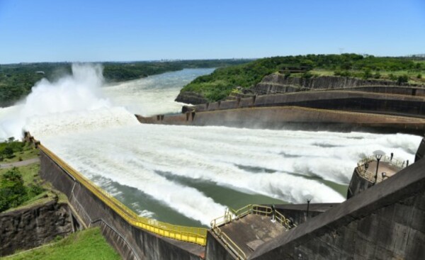 Más de 2.700 personas ya apreciaron apertura de compuertas de Itaipú