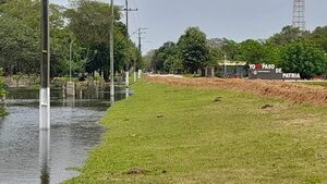 Ñeembucú: con muros de arena procuran detener el avance de las aguas del río Paraná - Nacionales - ABC Color