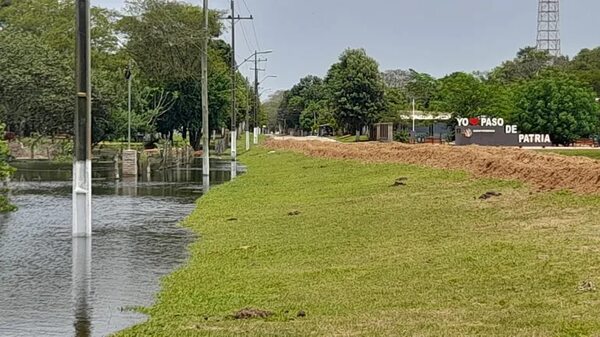 Ñeembucú: con muros de arena procuran detener el avance de las aguas del río Paraná - Nacionales - ABC Color