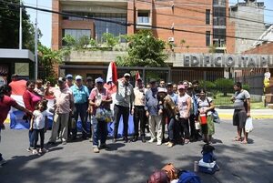 Familias de escasos recursos se manifestaron frente a Itaipú pidiendo víveres - Economía - ABC Color