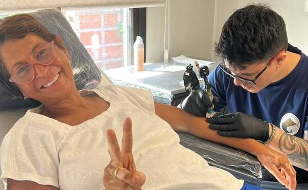 ¡¿Para cuándo la vida?! Periodista le regaló una sesión de tatuaje a su mamá