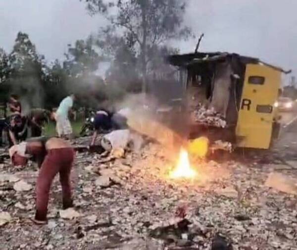 [VIDEO] Explotaron camión de caudales, el dinero voló y ya saben, la gente comenzó a juntar