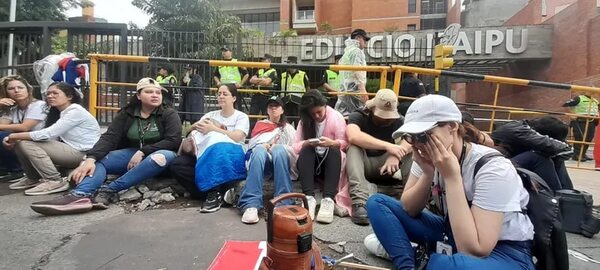 Esperan que Itaipú publique hoy la lista de readmitidos - Economía - ABC Color