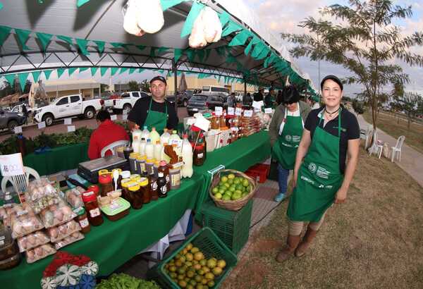 Arrancó la feria de la agricultura familiar campesina en la Costanera de Asunción - .::Agencia IP::.