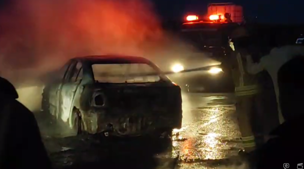 LOS DOS AUTOS INCENDIADOS EN EL ASALTO AL CAMIÓN DE CAUDALES ERAN HURTADOS - Itapúa Noticias