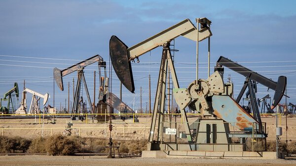Fuerte caída del precio del petróleo debido a excedente de producción y debilidad de la demanda - .::Agencia IP::.