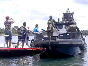 Marina del Brasil refuerza patrulla en la frontera para combatir a traficantes - La Clave