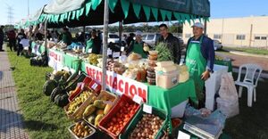 Se lleva a cabo la feria de productos frutihortícola en la Costanera de Asunción