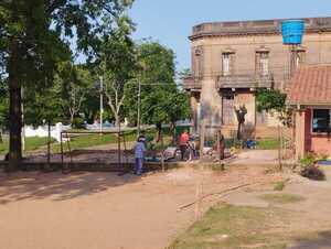 COMUNIDAD EDUCATIVA DE LA ESCUELA SAGRADO CORAZÓN DE JESÚS FELIZ CON EL INICIO DE OBRAS.