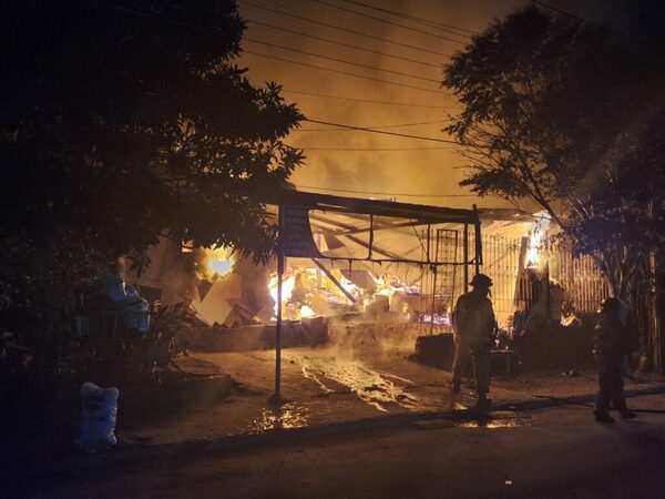 Diario HOY | Presidente Franco: vivienda quedó reducida a cenizas tras sufrir incendio