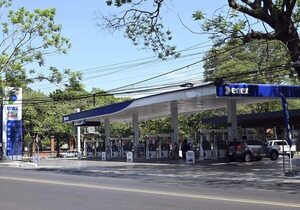 Municipalidad sigue otorgando permisos a surtidores pese a fallo de Corte, denuncia concejal - Política - ABC Color