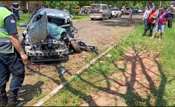 Rozó un vehículo, atravesó el paseo central y embistió contra un árbol