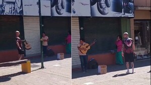 Cantante de Ke Personajes le obsequió una guitarra a un artista callejero