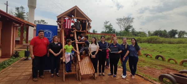 Universidad Católica de Encarnación entrega parque infantil y notebooks a escuelas locales