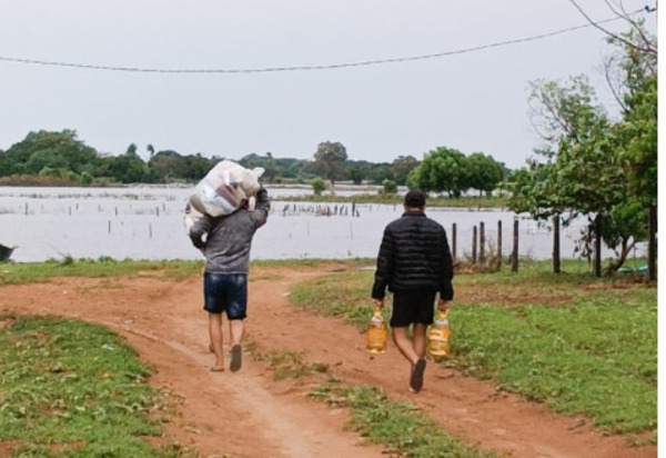 La EBY asiste a pescadores, oleros y familias damnificadas por la riada en Cerrito, Ñeembucú - .::Agencia IP::.