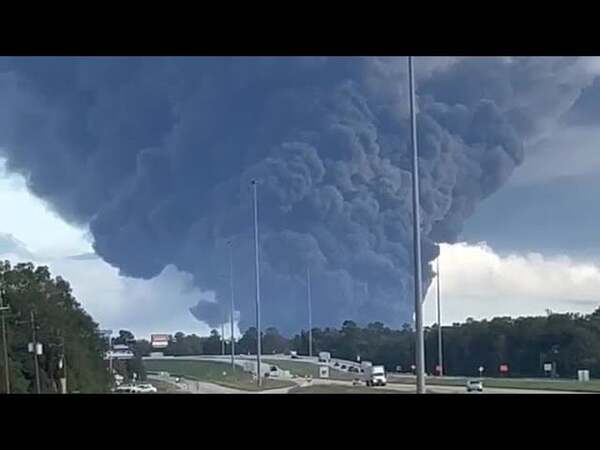 Terror en Texas: explosión de planta química y orden de refugio