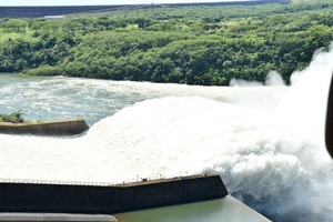 ITAIPU confirma que mantiene abiertas 6 compuertas de la canaleta izquierda
