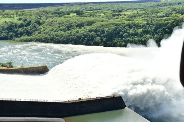 ITAIPU confirma que mantiene abiertas 6 compuertas de la canaleta izquierda