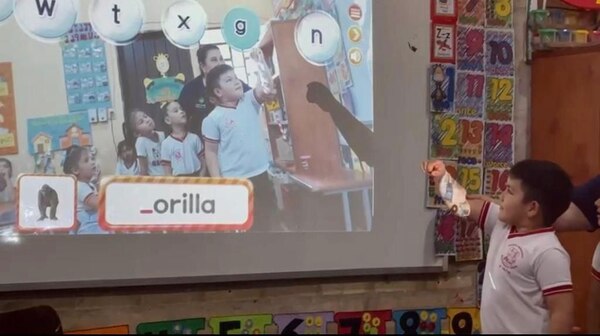 Diario HOY | Innovadora metodología en aula: alumnos aprenden inglés con realidad aumentada
