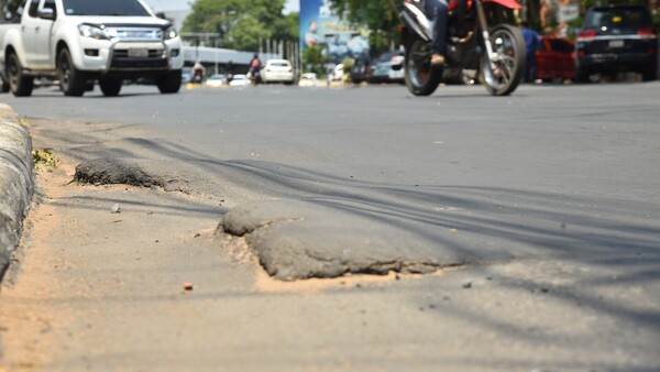 El suplicio de circular por Mariscal López: Obras lentas, baches y asfaltado en mal estado