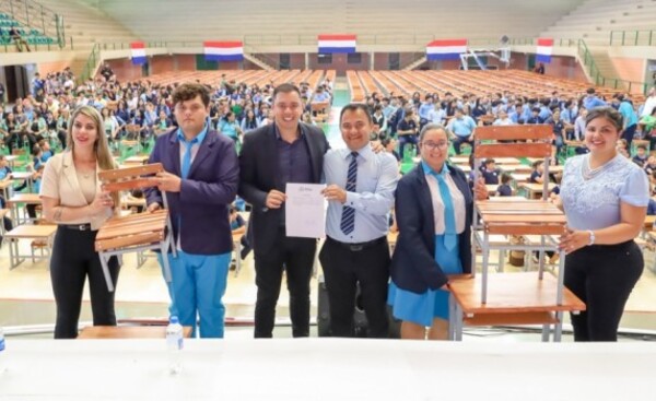 Oficializan entrega de mobiliarios a instituciones educativas