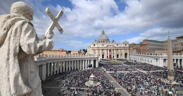 La Nación / Católicos transgéneros podrían ser bautizados, afirma el Vaticano