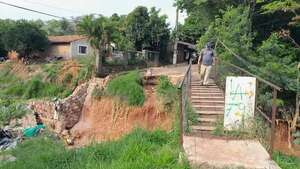 Precario puente de un barrio de San Antonio es una trampa mortal - Nacionales - ABC Color