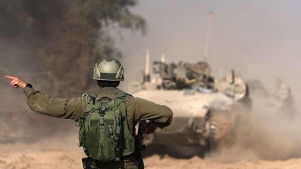 Ante implacable avance israelí, decenas de miles de palestinos huyen hacia el sur de Gaza
