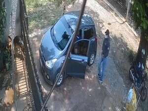 Video: hombre que llegaba de un banco fue asaltado frente a su casa en Ñemby y le roban G. 27 millones  - Policiales - ABC Color