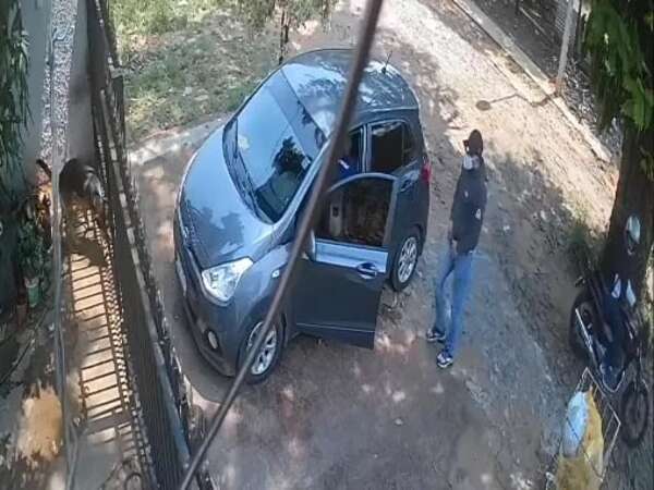 Video: hombre que llegaba de un banco fue asaltado frente a su casa en Ñemby y le roban G. 27 millones - Policiales - ABC Color