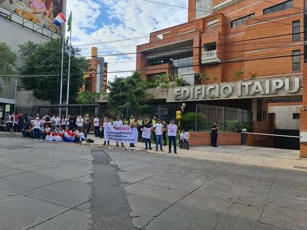 Desvinculados de Itaipú: Binacional reincorpora a 165 personas que ingresaron por concurso - Nacionales - ABC Color