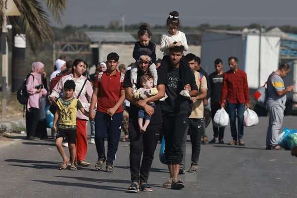 Evacuaciones de palestinos del norte al sur de Gaza se aceleran y alcanzan las 72.000 - Mundo - ABC Color