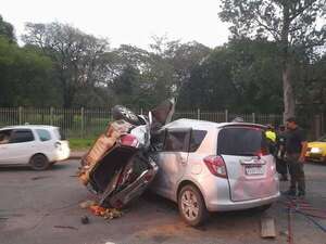 Impactante choque frente al Jardín Botánico deja dos fallecidos - Policiales - ABC Color