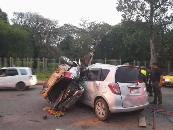Impactante choque frente al Jardín Botánico deja dos fallecidos - Policiales - ABC Color