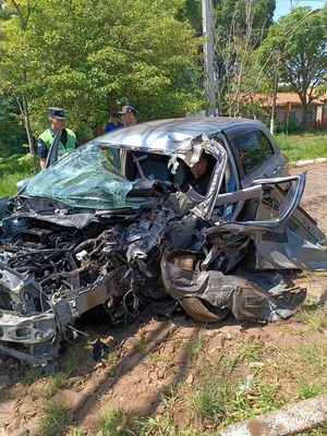 Automovilista casi muere tras rozar con auto y luego estrellarse contra un árbol - La Clave