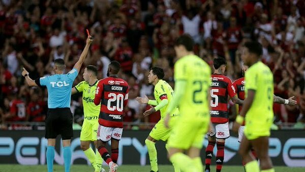 Roja directa para Gustavo Gómez en la aparatosa caída del Palmeiras ante el Flamengo
