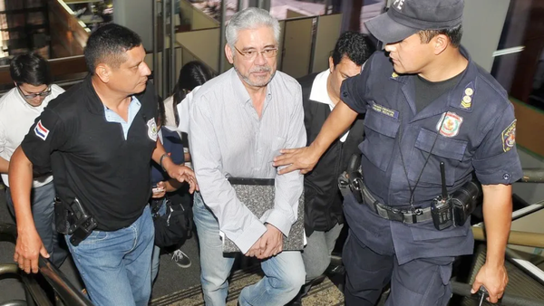 Froilán Peralta se entrega para cumplir pena de cárcel por corrupción en la UNA