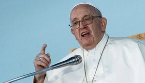 El Vaticano aprueba que los transexuales puedan ser bautizados y padrinos de boda - Noticiero Paraguay