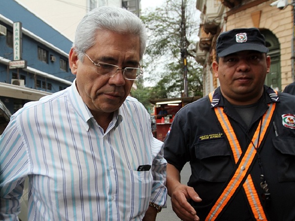 Froilán Peralta, ex rector de la UNA, se entregó en San Lorenzo - La Tribuna
