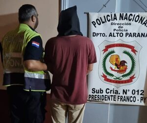Detienen a hombre que chocó contra columna