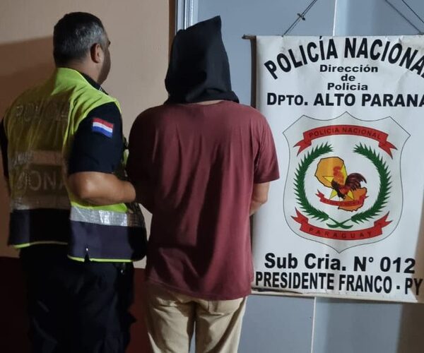 Detienen a hombre que chocó contra columna