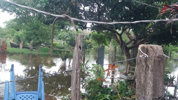Mujer muere electrocutada en medio de la inundación queriendo rescatar a sus gallinas - Noticiero Paraguay
