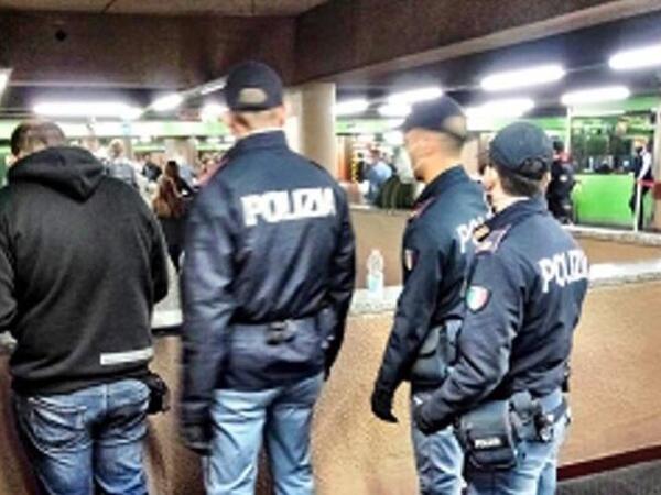 Detienen a supuesto miembro de Estado Islámico con un cuchillo en subte de Milán | 1000 Noticias