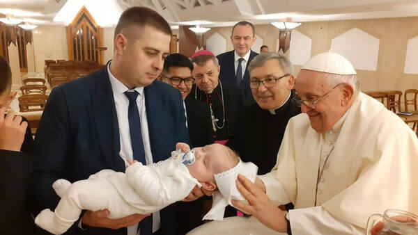 El Vaticano aprueba que los transexuales puedan ser bautizados y padrinos de boda