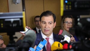 En honor a la "libertad de expresión", Ovelar apoya debate, pero avala cerrar sala de prensa