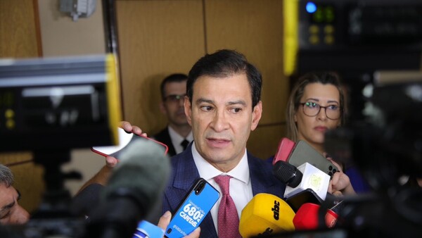 En honor a la "libertad de expresión", Ovelar apoya debate, pero avala cerrar sala de prensa