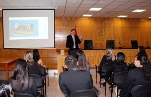 Estudiantes de Derecho de UNI-Filial Natalio visitaron sede de Encarnación